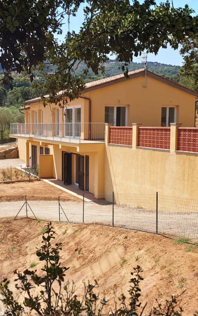 Casa realizzata a Capoliveri su terreno collinare da Bh Costruzioni