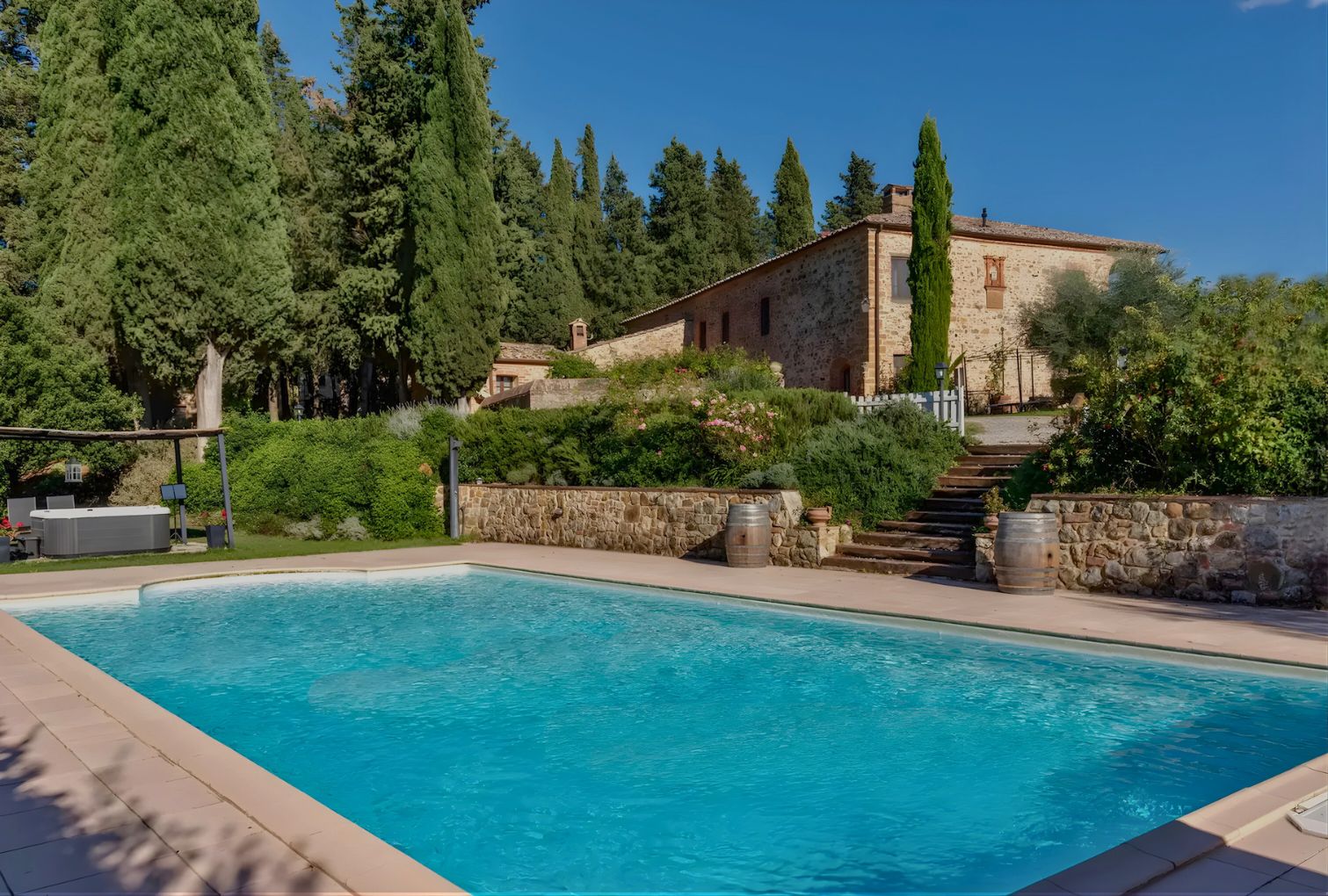 Ristrutturazione casale in pietra con piscina realizzata da impresa edile