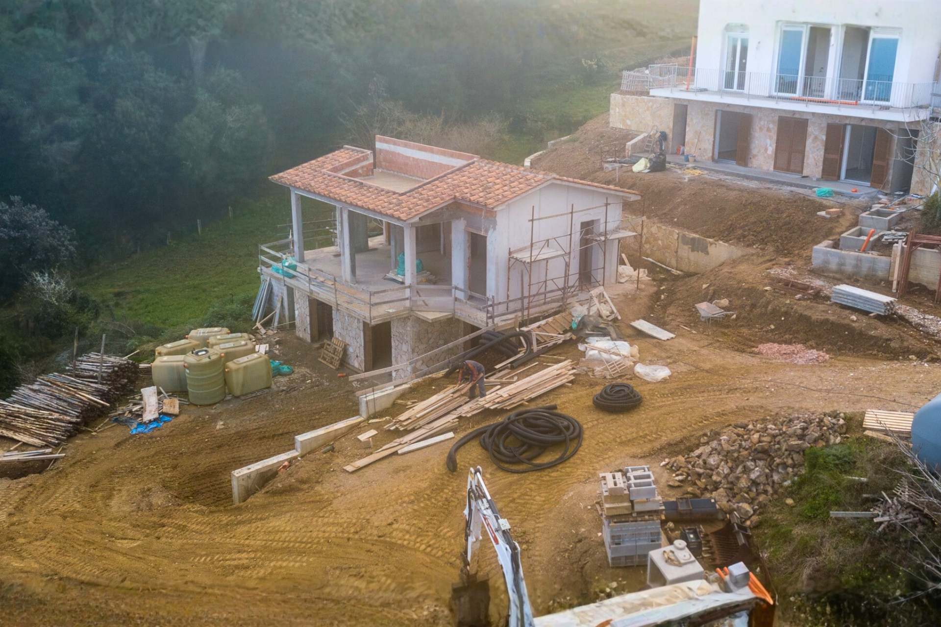 Dettaglio cantiere edilizio con strutture in costruzione a Capoliveri